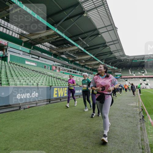 05.10.2025 - 20. swb-Marathon Bremen Michael Burmester http://msf.ph/oto/9225021 05.10.2025 10:38:09 Laufen im Stadion 7621, 7776, 8574, 9189, 9210, 9237, 9360, 9365, 9426, 9432, 9448, 9468, 9486, 9498, 9536, 9642, 9647, 9684, 9707, 9748, 9750, 9813, 9846, 9858, 9893, 9915, 9940, 10033, 10056, 10098, 10130, 10167, 10194, 10205, 10265, 10271, 10274, 10278, 10301, 10437, 10471, 10477, 10478, 10485, 10510, 10530, 10595, 10598, 10611, 10678, 10711, 10713, 10777, 10803, 10804, 10825, 10826, 10829, 10837, 10876, 10995, 11001, 11050, 11121, 11150, 11162, 11183, 11415, 9381, 9531 meine-sportfotos.de