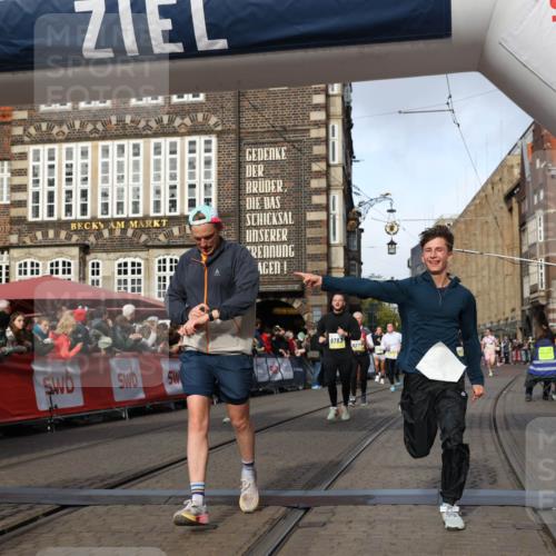 05.10.2025 - 20. swb-Marathon Bremen Yannick Fuchs http://msf.ph/oto/9225023 05.10.2025 10:56:30 Ziel 9424, 9783, 9932, 10028, 10191, 10196, 10424, 10590, 11554, 11662, 11723 meine-sportfotos.de
