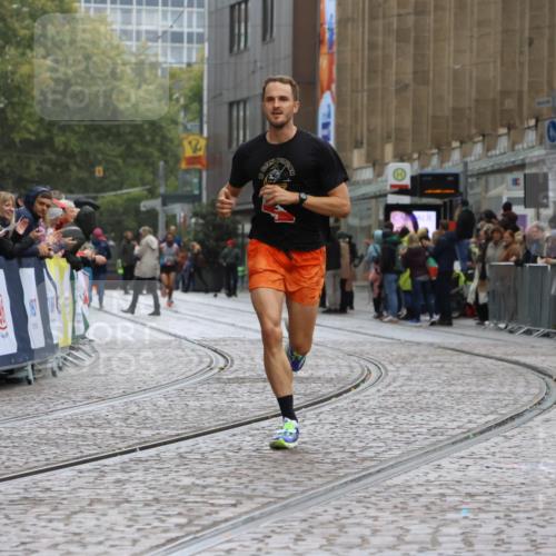 05.10.2025 - 20. swb-Marathon Bremen Strokosch-Dieckow http://msf.ph/oto/9225024 05.10.2025 12:17:31 Ziel 1124 meine-sportfotos.de