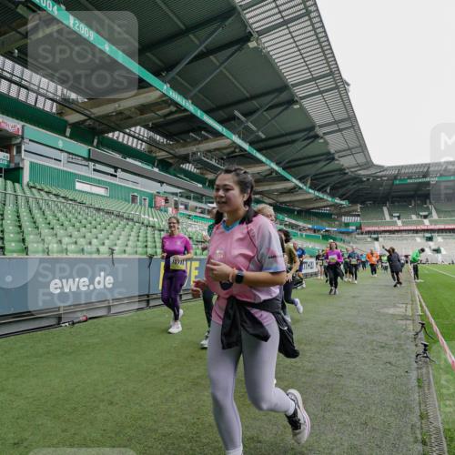 05.10.2025 - 20. swb-Marathon Bremen Michael Burmester http://msf.ph/oto/9225025 05.10.2025 10:38:10 Laufen im Stadion 7621, 7776, 8574, 9189, 9210, 9237, 9360, 9365, 9426, 9432, 9448, 9468, 9486, 9498, 9536, 9642, 9647, 9684, 9707, 9748, 9750, 9771, 9813, 9846, 9858, 9893, 9915, 9940, 10033, 10056, 10098, 10130, 10167, 10194, 10205, 10265, 10271, 10274, 10278, 10301, 10437, 10471, 10477, 10478, 10485, 10510, 10530, 10595, 10598, 10611, 10678, 10711, 10713, 10777, 10803, 10804, 10825, 10826, 10829, 10837, 10876, 10995, 11001, 11050, 11121, 11150, 11162, 11183, 11415, 9381 meine-sportfotos.de