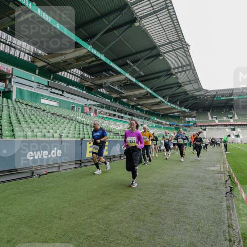 05.10.2025 - 20. swb-Marathon Bremen Michael Burmester http://msf.ph/oto/9225031 05.10.2025 10:38:13 Laufen im Stadion 7621, 8574, 9189, 9210, 9235, 9237, 9360, 9365, 9426, 9432, 9448, 9468, 9486, 9498, 9536, 9642, 9647, 9684, 9707, 9748, 9750, 9771, 9813, 9846, 9858, 9893, 9915, 9940, 10033, 10056, 10098, 10130, 10167, 10194, 10205, 10265, 10271, 10274, 10278, 10301, 10404, 10437, 10439, 10471, 10477, 10478, 10485, 10510, 10530, 10595, 10598, 10611, 10678, 10711, 10713, 10777, 10803, 10804, 10825, 10826, 10829, 10837, 10876, 10995, 11001, 11050, 11121, 11150, 11162, 11183, 11415 meine-sportfotos.de