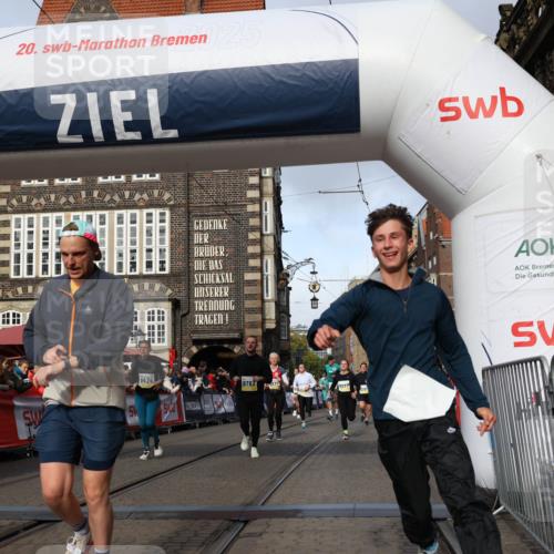 05.10.2025 - 20. swb-Marathon Bremen Yannick Fuchs http://msf.ph/oto/9225032 05.10.2025 10:56:30 Ziel 9424, 9783, 9932, 10028, 10191, 10196, 10424, 10590, 11554, 11662, 11723 meine-sportfotos.de