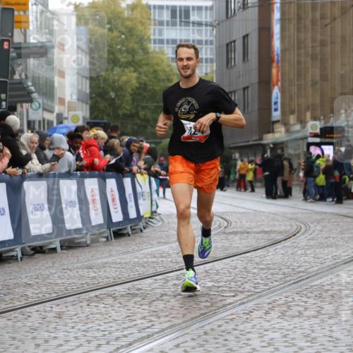 05.10.2025 - 20. swb-Marathon Bremen Strokosch-Dieckow http://msf.ph/oto/9225040 05.10.2025 12:17:32 Ziel 1124 meine-sportfotos.de