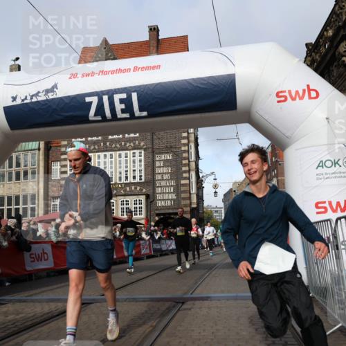 05.10.2025 - 20. swb-Marathon Bremen Yannick Fuchs http://msf.ph/oto/9225042 05.10.2025 10:56:30 Ziel 9424, 9783, 9932, 10028, 10191, 10196, 10424, 10590, 11554, 11662, 11723 meine-sportfotos.de