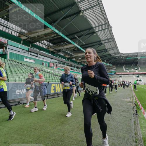 05.10.2025 - 20. swb-Marathon Bremen Michael Burmester http://msf.ph/oto/9225045 05.10.2025 10:38:16 Laufen im Stadion 7621, 8574, 9184, 9189, 9210, 9235, 9237, 9322, 9335, 9365, 9426, 9432, 9448, 9468, 9486, 9498, 9536, 9642, 9647, 9684, 9707, 9748, 9750, 9771, 9813, 9846, 9858, 9893, 9915, 9940, 9978, 10033, 10056, 10098, 10130, 10167, 10194, 10205, 10265, 10271, 10274, 10278, 10301, 10404, 10437, 10439, 10471, 10478, 10485, 10510, 10530, 10595, 10598, 10611, 10678, 10711, 10713, 10777, 10803, 10804, 10825, 10826, 10829, 11001, 11050, 11121, 11150, 11162, 11183 meine-sportfotos.de