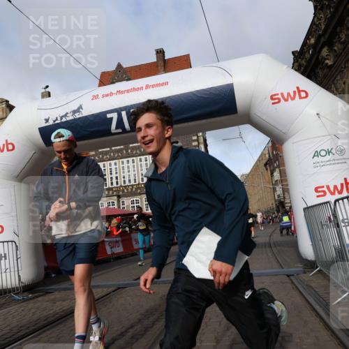 05.10.2025 - 20. swb-Marathon Bremen Yannick Fuchs http://msf.ph/oto/9225056 05.10.2025 10:56:31 Ziel 9424, 9783, 9932, 10028, 10191, 10196, 10387, 10424, 10546, 10590, 11554, 11662, 11723 meine-sportfotos.de