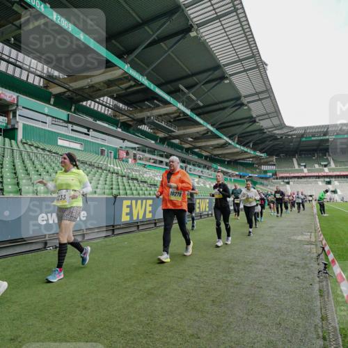 05.10.2025 - 20. swb-Marathon Bremen Michael Burmester http://msf.ph/oto/9225058 05.10.2025 10:38:19 Laufen im Stadion 7621, 8574, 9184, 9189, 9210, 9235, 9237, 9322, 9331, 9335, 9365, 9409, 9426, 9432, 9448, 9468, 9486, 9498, 9536, 9642, 9647, 9684, 9707, 9748, 9750, 9752, 9771, 9813, 9846, 9858, 9893, 9915, 9940, 9978, 10033, 10056, 10098, 10130, 10167, 10194, 10205, 10274, 10278, 10301, 10404, 10437, 10439, 10471, 10478, 10485, 10510, 10530, 10595, 10598, 10611, 10678, 10711, 10713, 10803, 10804, 10825, 10826, 10829, 11001, 11050, 11121, 11150, 11162, 11183 meine-sportfotos.de