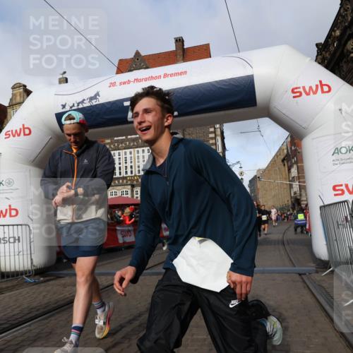 05.10.2025 - 20. swb-Marathon Bremen Yannick Fuchs http://msf.ph/oto/9225059 05.10.2025 10:56:31 Ziel 9424, 9783, 9932, 10028, 10191, 10196, 10387, 10424, 10546, 10590, 11554, 11662, 11723 meine-sportfotos.de