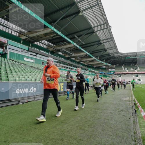 05.10.2025 - 20. swb-Marathon Bremen Michael Burmester http://msf.ph/oto/9225061 05.10.2025 10:38:19 Laufen im Stadion 7621, 8574, 9184, 9189, 9210, 9235, 9237, 9322, 9331, 9335, 9365, 9409, 9426, 9432, 9448, 9468, 9486, 9498, 9536, 9642, 9647, 9684, 9707, 9748, 9750, 9752, 9771, 9813, 9846, 9858, 9893, 9915, 9940, 9978, 10033, 10056, 10098, 10130, 10167, 10194, 10205, 10274, 10278, 10301, 10404, 10437, 10439, 10471, 10478, 10485, 10510, 10530, 10595, 10598, 10611, 10678, 10711, 10713, 10803, 10804, 10825, 10826, 10829, 11001, 11050, 11121, 11150, 11162, 11183 meine-sportfotos.de