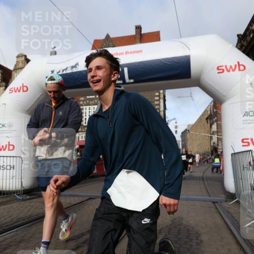 05.10.2025 - 20. swb-Marathon Bremen Yannick Fuchs http://msf.ph/oto/9225062 05.10.2025 10:56:31 Ziel 9424, 9783, 9932, 10028, 10191, 10196, 10387, 10424, 10546, 10590, 11554, 11662, 11723 meine-sportfotos.de