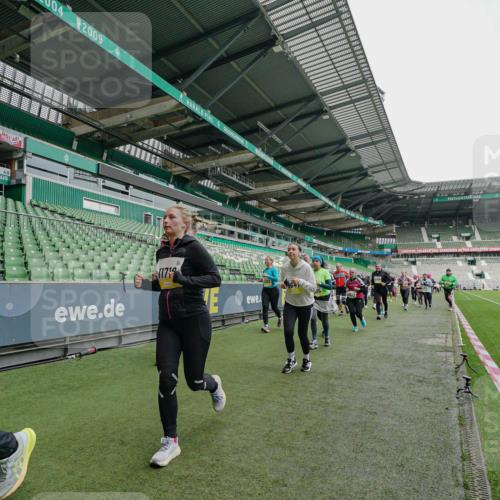 05.10.2025 - 20. swb-Marathon Bremen Michael Burmester http://msf.ph/oto/9225063 05.10.2025 10:38:20 Laufen im Stadion 7621, 8574, 9184, 9189, 9210, 9235, 9237, 9322, 9331, 9335, 9365, 9409, 9426, 9432, 9448, 9468, 9486, 9498, 9536, 9642, 9647, 9684, 9707, 9748, 9750, 9752, 9771, 9813, 9846, 9858, 9893, 9915, 9940, 9978, 10033, 10056, 10098, 10130, 10167, 10194, 10205, 10274, 10278, 10301, 10404, 10437, 10439, 10471, 10478, 10485, 10510, 10530, 10595, 10598, 10611, 10678, 10711, 10713, 10803, 10804, 10825, 10826, 10829, 11001, 11050, 11121, 11150, 11162, 11183 meine-sportfotos.de