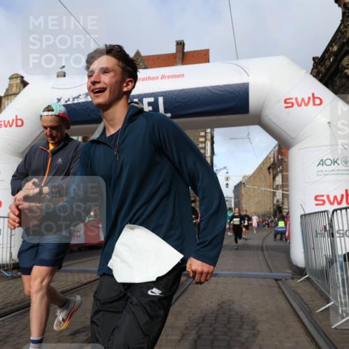 05.10.2025 - 20. swb-Marathon Bremen Yannick Fuchs http://msf.ph/oto/9225064 05.10.2025 10:56:31 Ziel 9424, 9783, 9932, 10028, 10191, 10196, 10387, 10424, 10546, 10590, 11554, 11662, 11723 meine-sportfotos.de