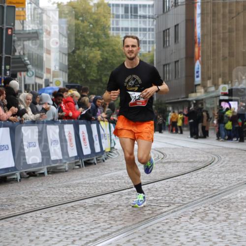 05.10.2025 - 20. swb-Marathon Bremen Strokosch-Dieckow http://msf.ph/oto/9225072 05.10.2025 12:17:32 Ziel 1124 meine-sportfotos.de