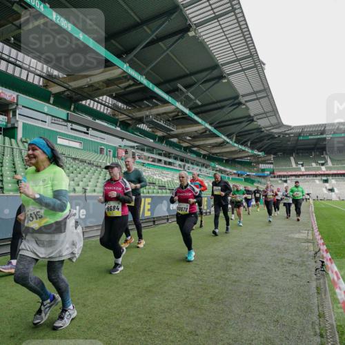 05.10.2025 - 20. swb-Marathon Bremen Michael Burmester http://msf.ph/oto/9225073 05.10.2025 10:38:22 Laufen im Stadion 7621, 8574, 9182, 9184, 9189, 9210, 9235, 9237, 9322, 9331, 9335, 9365, 9409, 9426, 9432, 9448, 9468, 9486, 9498, 9536, 9642, 9647, 9684, 9707, 9748, 9750, 9752, 9771, 9813, 9846, 9858, 9915, 9940, 9978, 10033, 10056, 10098, 10130, 10167, 10194, 10205, 10274, 10278, 10297, 10301, 10404, 10437, 10439, 10446, 10471, 10478, 10485, 10511, 10530, 10595, 10598, 10611, 10678, 10711, 10713, 10803, 10804, 10825, 10826, 10829, 11050, 11150, 11162 meine-sportfotos.de