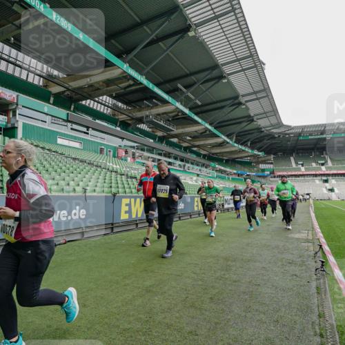 05.10.2025 - 20. swb-Marathon Bremen Michael Burmester http://msf.ph/oto/9225075 05.10.2025 10:38:24 Laufen im Stadion 7621, 8574, 9182, 9184, 9189, 9210, 9235, 9237, 9300, 9322, 9331, 9335, 9394, 9409, 9426, 9432, 9448, 9468, 9486, 9498, 9536, 9642, 9647, 9684, 9707, 9748, 9750, 9752, 9771, 9813, 9846, 9858, 9890, 9915, 9940, 9978, 10033, 10056, 10098, 10130, 10167, 10194, 10205, 10274, 10278, 10297, 10301, 10404, 10437, 10439, 10446, 10471, 10478, 10485, 10511, 10530, 10595, 10598, 10611, 10678, 10711, 10713, 10803, 10804, 10825, 10826, 10829, 11050, 11150 meine-sportfotos.de