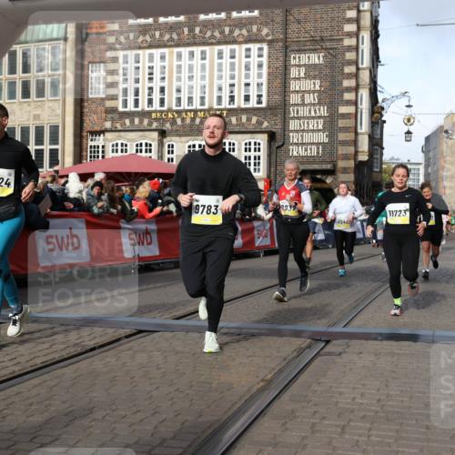 05.10.2025 - 20. swb-Marathon Bremen Yannick Fuchs http://msf.ph/oto/9225077 05.10.2025 10:56:32 Ziel 9424, 9783, 9932, 10028, 10179, 10191, 10196, 10387, 10424, 10546, 10590, 11662, 11723 meine-sportfotos.de