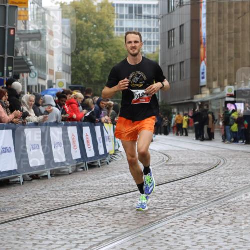 05.10.2025 - 20. swb-Marathon Bremen Strokosch-Dieckow http://msf.ph/oto/9225086 05.10.2025 12:17:32 Ziel 1124 meine-sportfotos.de