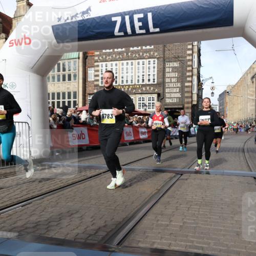 05.10.2025 - 20. swb-Marathon Bremen Yannick Fuchs http://msf.ph/oto/9225089 05.10.2025 10:56:33 Ziel 9424, 9783, 9790, 9932, 10005, 10028, 10179, 10191, 10196, 10387, 10424, 10546, 10590, 11662, 11723 meine-sportfotos.de