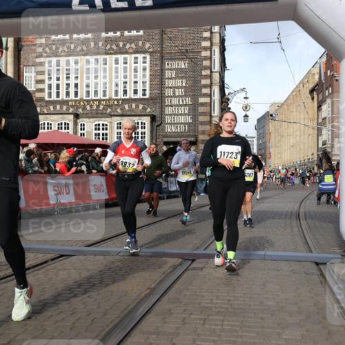 05.10.2025 - 20. swb-Marathon Bremen Yannick Fuchs http://msf.ph/oto/9225091 05.10.2025 10:56:33 Ziel 9424, 9783, 9790, 9932, 10005, 10028, 10179, 10191, 10196, 10387, 10424, 10546, 10590, 11662, 11723 meine-sportfotos.de