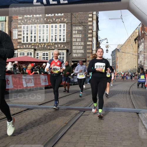 05.10.2025 - 20. swb-Marathon Bremen Yannick Fuchs http://msf.ph/oto/9225094 05.10.2025 10:56:33 Ziel 9424, 9783, 9790, 9932, 10005, 10028, 10179, 10191, 10196, 10387, 10424, 10546, 10590, 11662, 11723 meine-sportfotos.de
