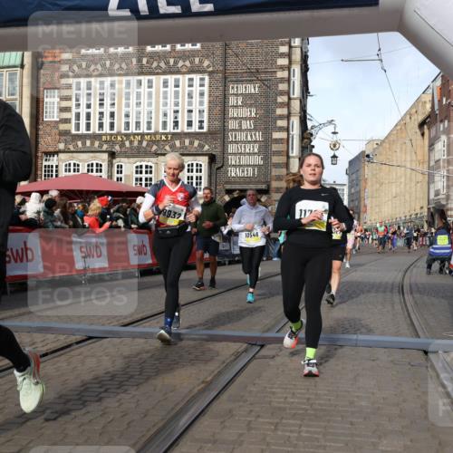 05.10.2025 - 20. swb-Marathon Bremen Yannick Fuchs http://msf.ph/oto/9225097 05.10.2025 10:56:33 Ziel 9424, 9783, 9790, 9932, 10005, 10028, 10179, 10191, 10196, 10387, 10424, 10546, 10590, 11662, 11723 meine-sportfotos.de