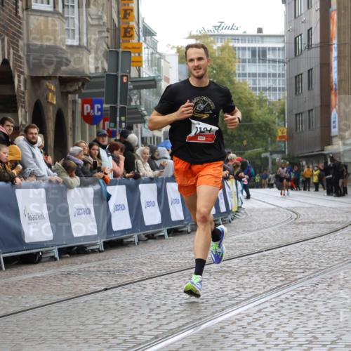 05.10.2025 - 20. swb-Marathon Bremen Strokosch-Dieckow http://msf.ph/oto/9225100 05.10.2025 12:17:33 Ziel 1124 meine-sportfotos.de