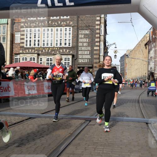 05.10.2025 - 20. swb-Marathon Bremen Yannick Fuchs http://msf.ph/oto/9225101 05.10.2025 10:56:33 Ziel 9424, 9783, 9790, 9932, 10005, 10028, 10179, 10191, 10196, 10387, 10424, 10546, 10590, 11662, 11723 meine-sportfotos.de
