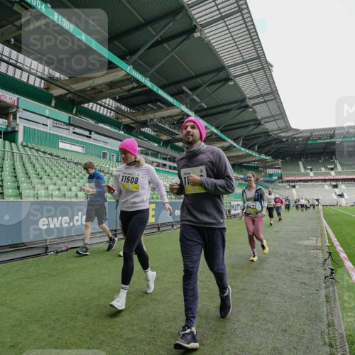 05.10.2025 - 20. swb-Marathon Bremen Michael Burmester http://msf.ph/oto/9225102 05.10.2025 10:38:29 Laufen im Stadion 7621, 8574, 9182, 9184, 9189, 9210, 9235, 9237, 9269, 9300, 9322, 9331, 9335, 9394, 9409, 9432, 9448, 9468, 9486, 9498, 9536, 9642, 9647, 9660, 9684, 9707, 9748, 9750, 9752, 9771, 9782, 9813, 9846, 9858, 9890, 9915, 9940, 9978, 10033, 10056, 10098, 10130, 10167, 10194, 10205, 10278, 10297, 10404, 10437, 10439, 10446, 10478, 10485, 10511, 10530, 10595, 10598, 10611, 10623, 10678, 10711, 10713, 10803, 10804, 10825, 10829 meine-sportfotos.de