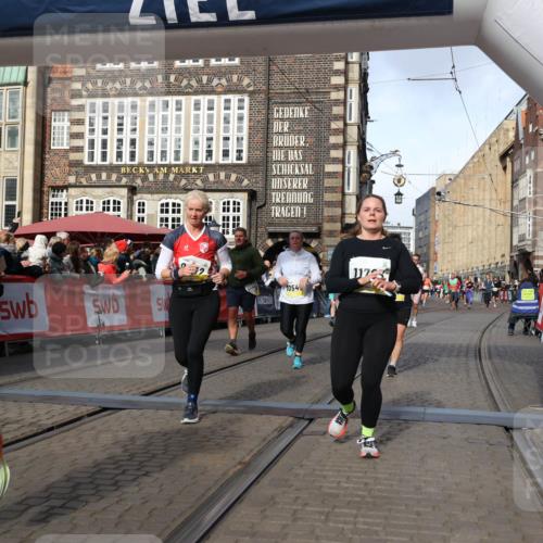 05.10.2025 - 20. swb-Marathon Bremen Yannick Fuchs http://msf.ph/oto/9225103 05.10.2025 10:56:33 Ziel 9424, 9783, 9790, 9932, 10005, 10028, 10179, 10191, 10196, 10387, 10424, 10546, 10590, 11662, 11723 meine-sportfotos.de