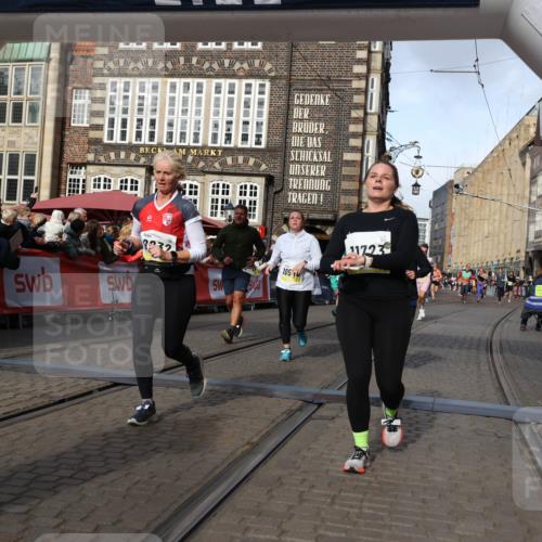 05.10.2025 - 20. swb-Marathon Bremen Yannick Fuchs http://msf.ph/oto/9225107 05.10.2025 10:56:34 Ziel 9424, 9783, 9790, 9932, 10005, 10028, 10179, 10191, 10387, 10424, 10546, 10590, 10648, 11253, 11571, 11662, 11723 meine-sportfotos.de
