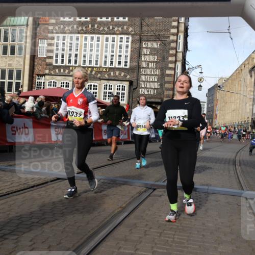 05.10.2025 - 20. swb-Marathon Bremen Yannick Fuchs http://msf.ph/oto/9225109 05.10.2025 10:56:34 Ziel 9424, 9783, 9790, 9932, 10005, 10028, 10179, 10191, 10387, 10424, 10546, 10590, 10648, 11253, 11571, 11662, 11723 meine-sportfotos.de