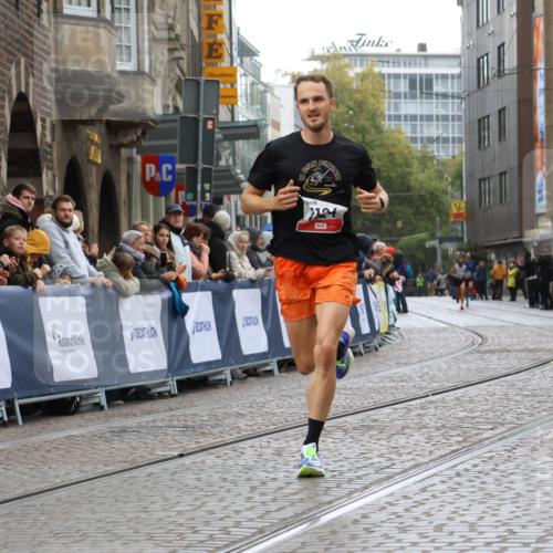 05.10.2025 - 20. swb-Marathon Bremen Strokosch-Dieckow http://msf.ph/oto/9225115 05.10.2025 12:17:33 Ziel 1124 meine-sportfotos.de