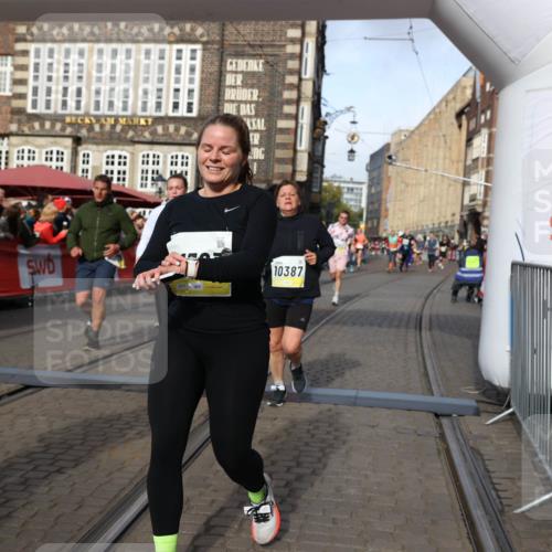 05.10.2025 - 20. swb-Marathon Bremen Yannick Fuchs http://msf.ph/oto/9225123 05.10.2025 10:56:35 Ziel 9424, 9783, 9790, 9932, 10005, 10028, 10179, 10191, 10387, 10424, 10546, 10590, 10648, 11253, 11571, 11662, 11723 meine-sportfotos.de