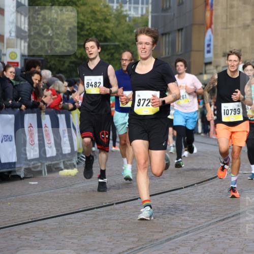 05.10.2025 - 20. swb-Marathon Bremen Strokosch-Dieckow http://msf.ph/oto/9225135 05.10.2025 10:48:44 Ziel 7414, 9261, 9482, 9674, 9729, 10799 meine-sportfotos.de