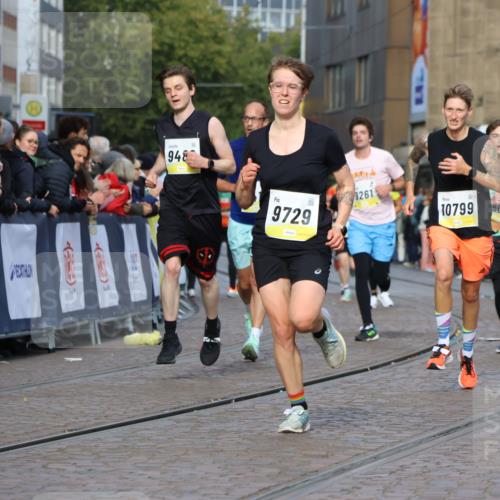05.10.2025 - 20. swb-Marathon Bremen Strokosch-Dieckow http://msf.ph/oto/9225151 05.10.2025 10:48:44 Ziel 7414, 9261, 9482, 9674, 9729, 10799 meine-sportfotos.de