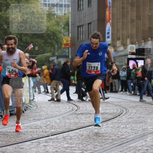 05.10.2025 - 20. swb-Marathon Bremen Strokosch-Dieckow http://msf.ph/oto/9225165 05.10.2025 12:17:48 Ziel 404, 1739 meine-sportfotos.de