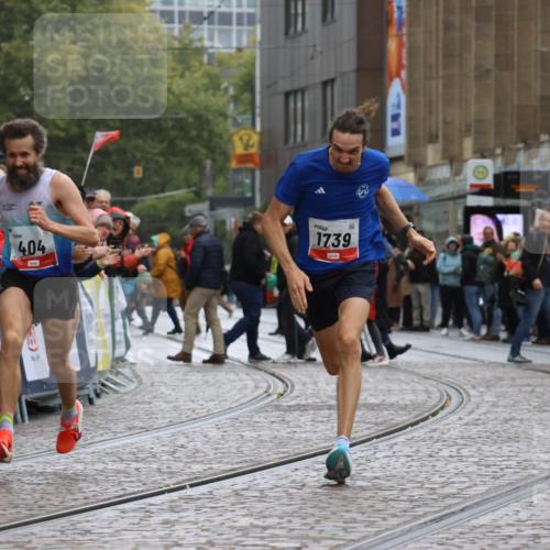 05.10.2025 - 20. swb-Marathon Bremen Strokosch-Dieckow http://msf.ph/oto/9225180 05.10.2025 12:17:48 Ziel 404, 1739 meine-sportfotos.de