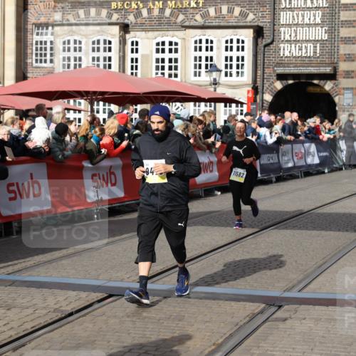 05.10.2025 - 20. swb-Marathon Bremen Yannick Fuchs http://msf.ph/oto/9225183 05.10.2025 10:59:52 Ziel 9473, 10420, 11582, 11720 meine-sportfotos.de