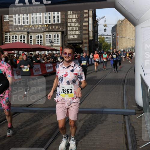 05.10.2025 - 20. swb-Marathon Bremen Yannick Fuchs http://msf.ph/oto/9225190 05.10.2025 10:56:38 Ziel 9424, 9783, 9790, 9932, 10005, 10042, 10179, 10387, 10546, 10648, 11100, 11253, 11260, 11571, 11723 meine-sportfotos.de