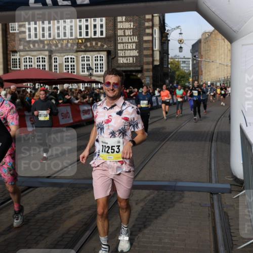 05.10.2025 - 20. swb-Marathon Bremen Yannick Fuchs http://msf.ph/oto/9225193 05.10.2025 10:56:38 Ziel 9424, 9783, 9790, 9932, 10005, 10042, 10179, 10387, 10546, 10648, 11100, 11253, 11260, 11571, 11723 meine-sportfotos.de