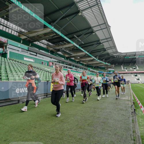 05.10.2025 - 20. swb-Marathon Bremen Michael Burmester http://msf.ph/oto/9225194 05.10.2025 10:39:00 Laufen im Stadion 7199, 7788, 8123, 9182, 9184, 9229, 9235, 9269, 9300, 9322, 9324, 9331, 9335, 9379, 9394, 9398, 9409, 9610, 9628, 9660, 9668, 9707, 9750, 9752, 9765, 9771, 9782, 9850, 9890, 9915, 9927, 9940, 9978, 9998, 10106, 10142, 10205, 10213, 10255, 10258, 10297, 10371, 10404, 10405, 10439, 10446, 10478, 10483, 10498, 10511, 10529, 10551, 10557, 10623, 10734, 10803, 10853, 9189, 9210, 9468, 9486, 9813, 9858, 10033 meine-sportfotos.de