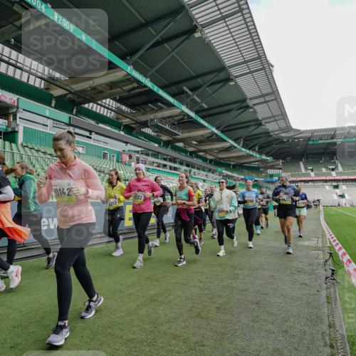 05.10.2025 - 20. swb-Marathon Bremen Michael Burmester http://msf.ph/oto/9225198 05.10.2025 10:39:00 Laufen im Stadion 7199, 7788, 8123, 9182, 9184, 9229, 9235, 9269, 9300, 9322, 9324, 9331, 9335, 9379, 9394, 9398, 9409, 9610, 9628, 9660, 9668, 9707, 9750, 9752, 9765, 9771, 9782, 9850, 9890, 9915, 9927, 9940, 9978, 9998, 10106, 10142, 10205, 10213, 10255, 10258, 10297, 10371, 10404, 10405, 10439, 10446, 10478, 10483, 10498, 10511, 10529, 10551, 10557, 10623, 10734, 10803, 10853, 9189, 9210, 9468, 9486, 9813, 9858, 10033 meine-sportfotos.de
