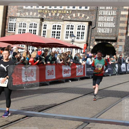 05.10.2025 - 20. swb-Marathon Bremen Yannick Fuchs http://msf.ph/oto/9225200 05.10.2025 10:59:55 Ziel 9378, 9473, 9673, 10420, 11582, 11720 meine-sportfotos.de