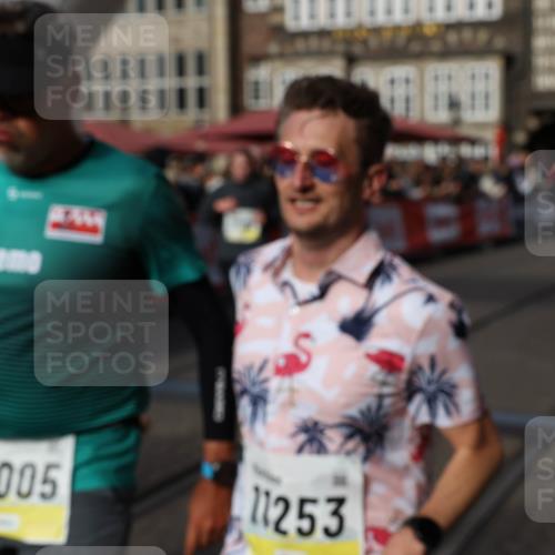 05.10.2025 - 20. swb-Marathon Bremen Yannick Fuchs http://msf.ph/oto/9225205 05.10.2025 10:56:39 Ziel 9424, 9547, 9790, 9932, 10005, 10042, 10179, 10387, 10546, 10648, 11100, 11253, 11260, 11571, 11691, 11723 meine-sportfotos.de