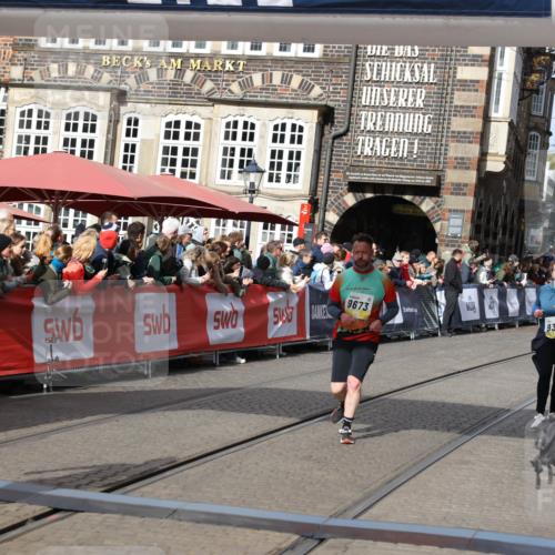 05.10.2025 - 20. swb-Marathon Bremen Yannick Fuchs http://msf.ph/oto/9225207 05.10.2025 10:59:55 Ziel 9378, 9473, 9673, 10420, 11582, 11720 meine-sportfotos.de