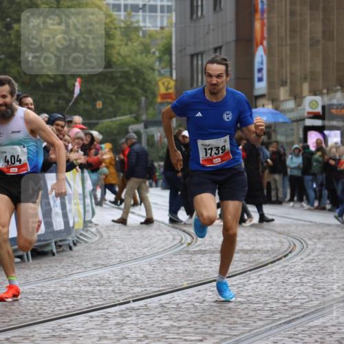 05.10.2025 - 20. swb-Marathon Bremen Strokosch-Dieckow http://msf.ph/oto/9225216 05.10.2025 12:17:49 Ziel 404, 1739 meine-sportfotos.de