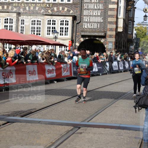 05.10.2025 - 20. swb-Marathon Bremen Yannick Fuchs http://msf.ph/oto/9225217 05.10.2025 10:59:55 Ziel 9378, 9473, 9673, 10420, 11582, 11720 meine-sportfotos.de