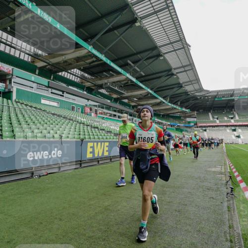 05.10.2025 - 20. swb-Marathon Bremen Michael Burmester http://msf.ph/oto/9225226 05.10.2025 10:39:08 Laufen im Stadion 7199, 7654, 7788, 8123, 9182, 9184, 9224, 9225, 9229, 9235, 9269, 9300, 9322, 9324, 9325, 9331, 9335, 9379, 9394, 9398, 9409, 9515, 9610, 9628, 9644, 9660, 9668, 9713, 9752, 9765, 9771, 9782, 9850, 9890, 9908, 9927, 9944, 9978, 9998, 10018, 10021, 10106, 10142, 10207, 10213, 10238, 10255, 10258, 10289, 10297, 10371, 10404, 10405, 10439, 10446, 10478, 10483, 10498, 10511, 10529, 10551, 10557, 10623, 10734, 10853, 10033 meine-sportfotos.de