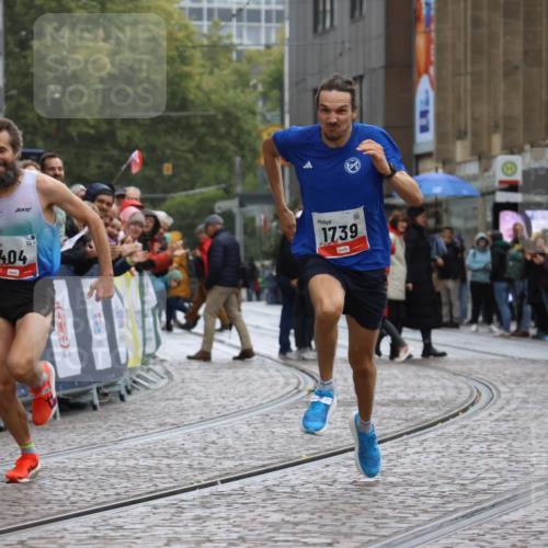 05.10.2025 - 20. swb-Marathon Bremen Strokosch-Dieckow http://msf.ph/oto/9225234 05.10.2025 12:17:49 Ziel 404, 1739 meine-sportfotos.de
