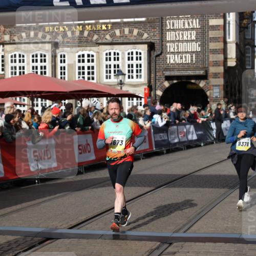 05.10.2025 - 20. swb-Marathon Bremen Yannick Fuchs http://msf.ph/oto/9225237 05.10.2025 10:59:57 Ziel 9378, 9473, 9673, 11582, 11720 meine-sportfotos.de